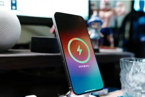 章丘苹果15换屏服务分享用什么充电器给iPhone15充电更好 